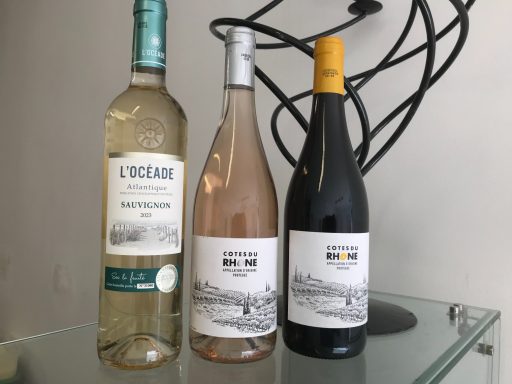 Nos vins 9€ la bouteille rouge rosé blanc Nos vins 9€
la bouteille rouge rosé blanc