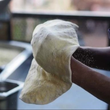 Façonnage de la pate a pizza à la main Façonnage de la pate a pizza à la main